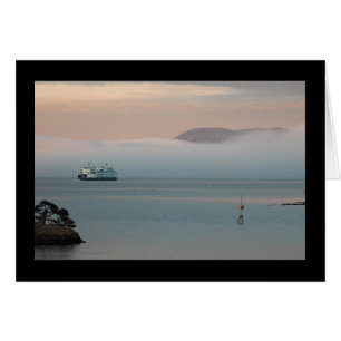 Ferry en la niebla del atardecer