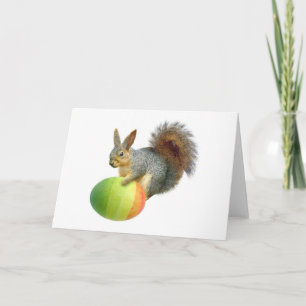 Festiva Ardilla de Pascua con la tarjeta del huevo del