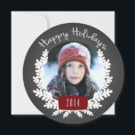Festiva Chalkboard de flotación de invierno | Tarjeta foto<br><div class="desc">Envíe sus saludos de vacaciones de 2014 con esta tarjeta circular redonda en colores rojo,  negro y blanco. Chalkboard de flotación de invierno | Tarjeta fotográfica de vacaciones. Elke Clarke© Más estilos y colores disponibles en nuestra tienda en www.zazzle.com/epclarke. El cartón es un efecto fotográfico impreso.</div>