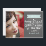 Festiva Chalkboard Tarjeta plana de vacaciones Navidades a<br><div class="desc">Cartas de vacaciones en Chalkboard con pancarta de Navidades azules y foto personalizado en fondo gris. 5x7 Tarjetas planas de vacaciones con una plantilla de fotos y el texto blanco "Feliz Navidad y un feliz año nuevo". El diseño tipográfico está impreso en un fondo de tipo pizarra. Hojas blancas y...</div>