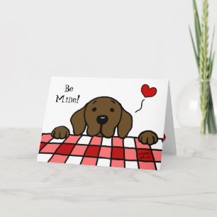 Festiva Chocolate Labrador que le mira tarjeta del día de