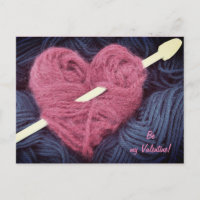 Corazón rosado lindo de las lanas con la postal de
