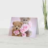 dos osos de peluche que sostienen la tarjeta de
