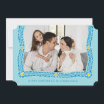 Festiva Feliz marco Hanukkah fotográfico con tarjeta navid<br><div class="desc">Una corona de hojas de laurel y puntos abstractos de luz enmarcan tu foto para una tarjeta Hanukkah clásica. No olvides personalizar esta tarjeta plana con tus nombres y mensajes personales al revés.</div>