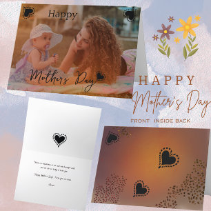 Festiva Madre jugando con una tarjeta de foto para un niño