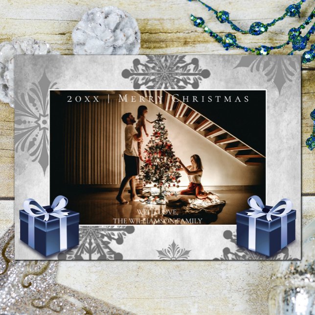 Festiva Navidades azules regalo y tarjeta fotográfica de c (Blue Christmas Gifts and Snowflakes Holiday Photo Card)