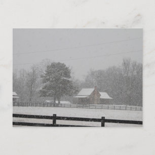 Festiva Nieve postal cayendo en una granja.