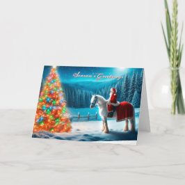 Festiva Papá Noel en su caballo admirando una tarjeta de á