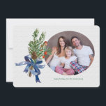 Festiva Pinos Bayas y Arco Tarjeta de Fotos Navideñas<br><div class="desc">Una tarjeta de foto navideña no sectaria que presenta su foto favorita y un ramo de pino, bayas y piña atada con un lazo azul. (Foto por gpointstudio en Freepik). (Imagen por pikisuperstar en Freepik). La tarjeta es fácil de personalizar con su texto, fuente y color de fuente. ¿No es...</div>