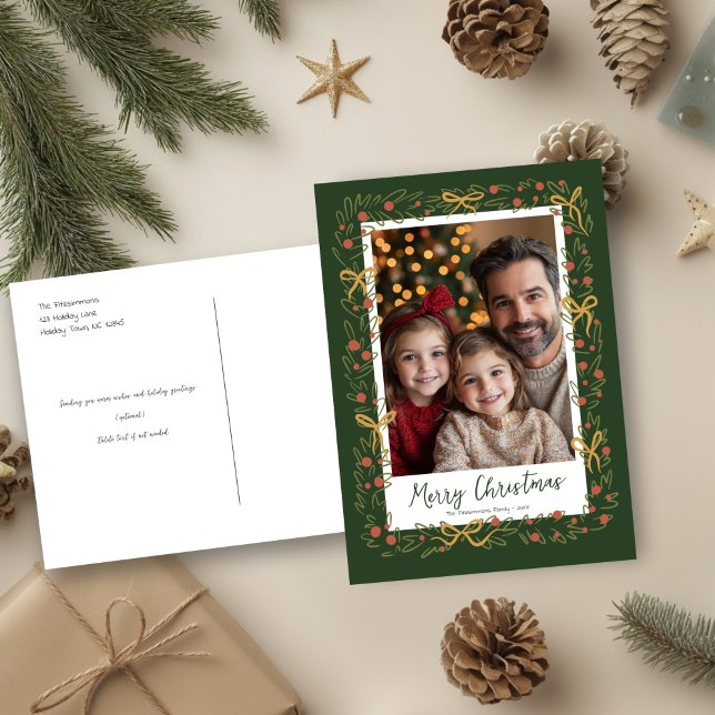 Festiva Postal de flores de festividad desprendida de mano (Whimsical Christmas Wreath holiday family photo postcard)