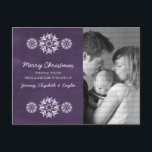 Festiva Postal de foto de Snowflakes Chalkboard, morado<br><div class="desc">Postal con foto de crokboard con un estilo de pizarra morada y elegantes copos de nieve en blanco. Esta postal de moda es perfecta para enviar saludos de vacaciones. Personalizar con su propia foto familiar y el saludo personalizado de su elección. Haga clic en "Personalizar" para encontrar más opciones de...</div>