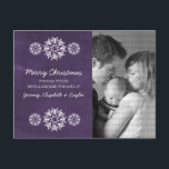 Festiva Postal de foto de Snowflakes Chalkboard, morado<br><div class="desc">Postal con foto de crokboard con un estilo de pizarra morada y elegantes copos de nieve en blanco. Esta postal de moda es perfecta para enviar saludos de vacaciones. Personalizar con su propia foto familiar y el saludo personalizado de su elección. Haga clic en "Personalizar" para encontrar más opciones de...</div>