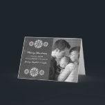 Festiva Snowflakes Chalkboard Foto Tarjeta de saludo, Gris<br><div class="desc">Tarjeta de felicitación de fotos Chalkboard Chalkboard moderna y de moda, con un toque de pizarra gris y elegantes copos de nieve en blanco. Esta tarjeta de moda es perfecta para enviar saludos de vacaciones. Personalizar con su propia foto familiar y el saludo personalizado de su elección. Haga clic en...</div>