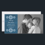 Festiva Snowflakes Chalkboard Tarjeta fotográfica, azul<br><div class="desc">Tarjeta de fotos Chalkboard Chalkboard, moderna y de moda, con un diseño de pizarra azul real y elegantes copos de nieve en blanco. Esta tarjeta fotográfica de moda es perfecta para enviar saludos de vacaciones. Personalizar con su propia foto familiar y el saludo personalizado de su elección. Haga clic en...</div>