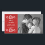 Festiva Snowflakes Chalkboard Tarjeta fotográfica, rojo<br><div class="desc">Tarjeta de fotos Chalkboard Chalkboard, moderna y de moda, con un diseño de pizarra de nieve rojo oscuro y elegantes copos de nieve en blanco. Esta tarjeta fotográfica de moda es perfecta para enviar saludos de vacaciones. Personalizar con su propia foto familiar y el saludo personalizado de su elección. Haga...</div>
