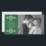 Festiva Snowflakes Chalkboard Tarjeta fotográfica, verde<br><div class="desc">Tarjeta de fotos Chalkboard Chalkboard, moderna y de moda, con un diseño de pizarra de nieve verde y elegantes copos de nieve en blanco. Esta tarjeta fotográfica de moda es perfecta para enviar saludos de vacaciones. Personalizar con su propia foto familiar y el saludo personalizado de su elección. Haga clic...</div>