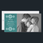 Festiva Snowflakes Chalkboard Tarjeta fotográfica, Verde a<br><div class="desc">Tarjeta de fotos Chalkboard Chalkboard, moderna y de moda, con un toque de pizarra turquesa y elegantes copos de nieve en blanco. Esta tarjeta fotográfica de moda es perfecta para enviar saludos de vacaciones. Personalizar con su propia foto familiar y el saludo personalizado de su elección. Haga clic en "Personalizar"...</div>