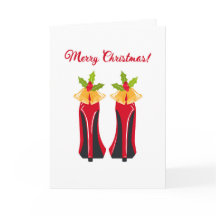 Tacones altos rojos con la tarjeta doblada de