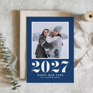 Festiva Tarjeta de Año Nuevo 2027 tipografía retro azul ma