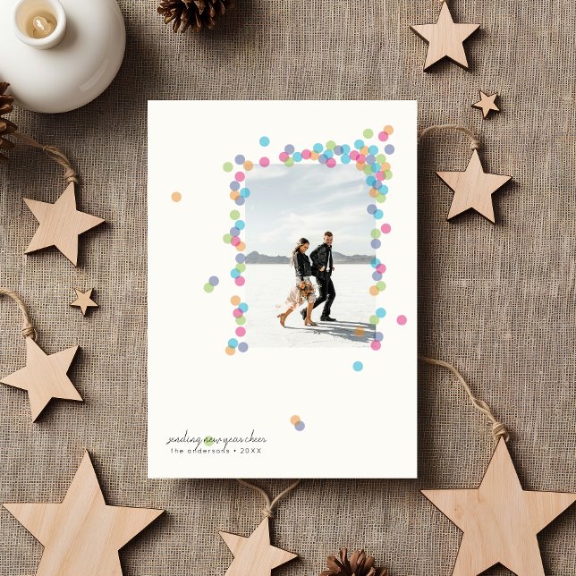Festiva Tarjeta de Año Nuevo con Confeti Derramado (modern new year's photo card designed by clearlytangled studio.)