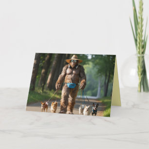 Festiva Tarjeta de Bigfoot Paseando al Perro