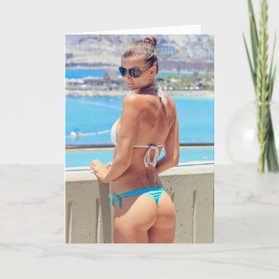 FESTIVA TARJETA DE CUMPLEAÑOS PARA CHICA DE G-STRING BIKIN