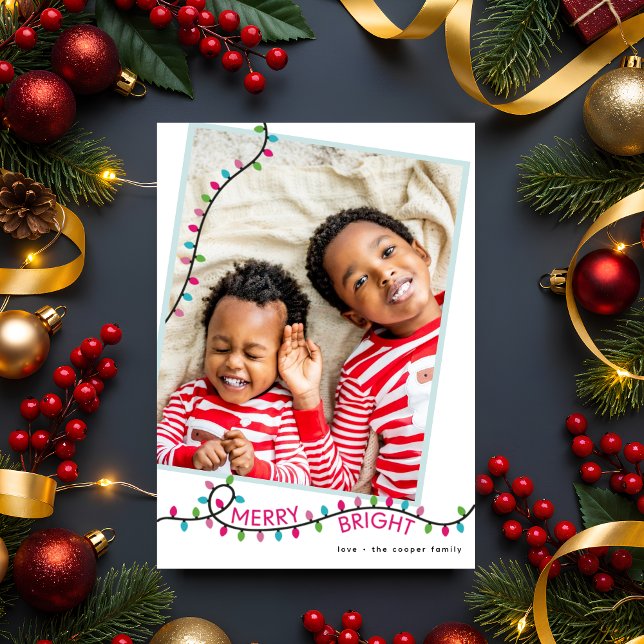 Festiva Tarjeta de Foto de Luces de Cuerda - Alegre + Bril (Modern & minimalist single photo "merry / bright" holiday card with string lights.)