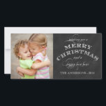FESTIVA TARJETA DE FOTOGRAFÍA DE CHALKBOARD 2014<br><div class="desc">TARJETA DE FOTO DE FERRY NAVIDAD 2014 EN CHALKBOARD NEGRO Y COLORES BLANCOS CON FUENTES DE VINTAGE SCRIPT. PERSONALIZAR CON SU FOTO Y NOMBRES DE LA FAMILIA. ELKE CLARKE© Te desea una feliz Navidad y un feliz año nuevo. FOTOGRAFÍA DE REETINS DE VACACIONES</div>