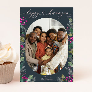 Festiva Tarjeta de Kwanzaa feliz con follaje de invierno a