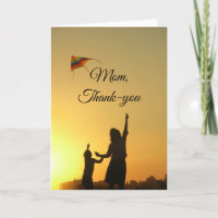 Tarjeta de mamá y niño con cometa