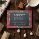 Festiva Tarjeta de Navidades Quilt Chalkboard navidades<br><div class="desc">Esta carta rústica de Navidades de Moda incluye un ilustracion de edredón a mano,  que enmarca un pizarrón. Al revés hay un poema original de Navidades y una cesta de feriados. ¡Todo el texto es totalmente personalizable a decir exactamente lo que quieres!</div>