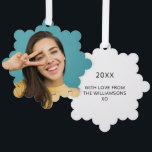 Festiva tarjeta de ornamento fotográfico con la ca<br><div class="desc">Adúltese con el espíritu de los Navidades con nuestra tarjeta de ornamento de fotos de Navidades personalizados. Esta pieza única no sólo sirve como un sincero saludo, sino también como un querido aguijón. Personalizar con una alegre foto del destinatario, haciéndolo un tesoro inolvidable. El diseño atemporal capta la esencia de...</div>