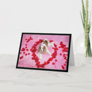 Festiva Tarjeta de Pétalos de Rosa y Cavalier King Charles