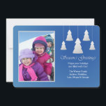 Festiva Tarjeta de vacaciones de Blue Foto con saludos de<br><div class="desc">Comparta sus recuerdos con familiares y amigos con nuestra Tarjeta de Cumpleaños de Temporada con Foto. El fondo azul tiene cinco árboles recortados colgando de cuerdas y el sentimiento "Saludos de la Temporada" está preimpreso. ¿Quiere ahorrar dinero? Imprima este diseño en el papel básico de esquina cuadrada.</div>