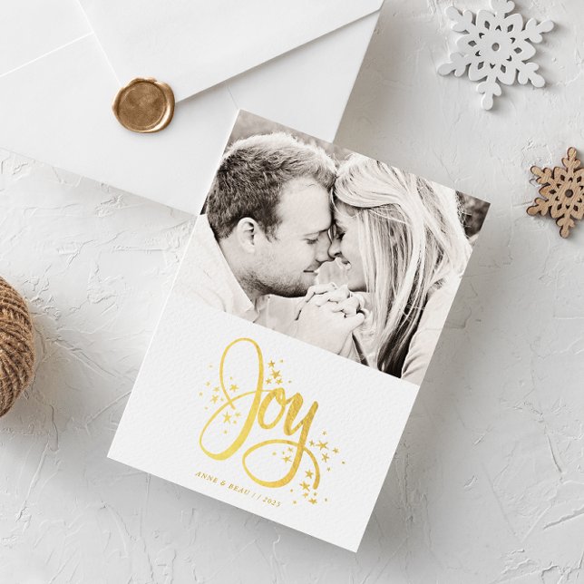 Festiva Tarjeta de vacaciones de fotos moderna de la Alegr (Simple and clean white photo Christmas holiday card with faux gold foil Joy surrounded by stars)