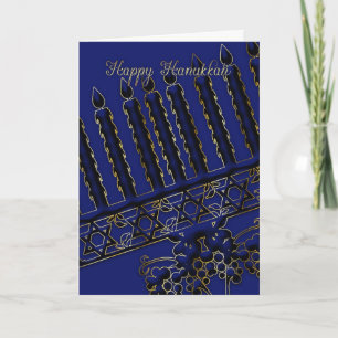 Festiva tarjeta de vacaciones de hanukkah con velas en azu