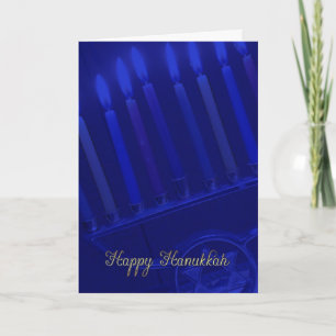 Festiva tarjeta de vacaciones de hanukkah con velas en azu