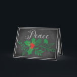 Festiva Tarjeta de vacaciones de paz | Faux Chalkboard<br><div class="desc">Esta barata y festiva tarjeta de Navidad o tarjeta de vacaciones en blanco y negro "Peace" tiene un grupo de vegetación que tiene hojas y bayas huecas y otros follajes variados en un falso fondo de pizarra con un ligero toque blanco a su alrededor. El texto delantero se realiza en...</div>