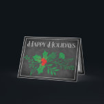 Festiva Tarjeta de vacaciones feliz | Faux Chalkboard, Hol<br><div class="desc">Este barato y festivo Navidad de pizarra negra y blanca "Happy Holidays" o tarjeta de vacaciones tiene un grupo de vegetación que tiene hojas y bayas huecas y otros follajes variados sobre un falso fondo de pizarra con un ligero toque blanco a su alrededor. La redacción de "Happy Holidays" se...</div>