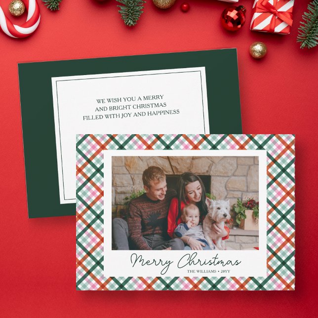 Festiva Tarjeta de vacaciones para Navidades modernos de f (Family Photo Card, modern gingham in pink, red and green. Personalized with family name.)