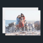 Festiva Tarjeta de vacaciones Shalom Star Hanukkah<br><div class="desc">La palabra "Shalom" lo dice todo en esta moderna tarjeta de fotos de Hanukkah que presenta la Estrella de David. El color de fondo en la parte posterior es el personalizable. Busque productos de coordinación de Parcel Studios.</div>