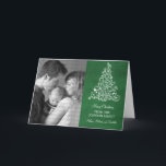 Festiva Tarjeta de vacaciones Sparkboard Tree Chalkboard,<br><div class="desc">Tarjeta de felicitación de fotos Sparkle Tree Chalkboard en verde, moderna y elegante, con un toque de pizarra y un elegante árbol de Navidad. Esta tarjeta de moda es perfecta para enviar sus deseos de vacaciones a amigos y familiares. Personalizar con su propia foto familiar y el saludo personalizado de...</div>
