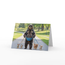 Tarjeta del oso paseando al perro