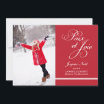 Festiva Tarjeta Fota de Vacaciones | Paz y de la Alegría<br><div class="desc">Una tarjeta de felicitación elegante y contemporáneo dispone una pantalla vertical de fotografía y “Paz y Alegría” en una policía de escritura decorativa sobre el frente,  y un motivo de rayas diagonales sobre la espalda. Colores rojos y blancos de concepción.</div>