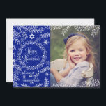 Festiva Tarjeta fotográfica Blue Foliage Hanukkah<br><div class="desc">Modernas y elegantes tarjetas de fotos Hanukkah con tu foto favorita. Fondo azul oscuro con encantadores garabatos blancos de follaje de invierno, copos de nieve y una corona donde se lee "Happy Hanukkah" y "shine bright" justo debajo. El reverso está fabricado con rayas azules y blancas. Personalízalo con tu apellido....</div>