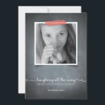 Festiva Tarjeta fotográfica Chalkboard Red Washi Tape Holi<br><div class="desc">Esta rústica invitación a la casa de campo está hecha exclusivamente para Zazzle y es perfecta para un saludo de temporada nostálgico y moderno. Cinta "washi" impresa con acento rojo tu foto con tipografía de escritura blanca impresa en un fondo de pizarra. Añada un sello de vacaciones de Envelopments de...</div>