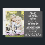 Festiva Tarjeta fotográfica Chalkboard Snowflake Holiday<br><div class="desc">Añade tu foto familiar favorita a estas tarjetas de fotos de vacaciones de pizarra y diseño de copos de nieve con las palabras "Que tus días sean amargos y brillantes". El dorso del invierno o la carta temática de los Navidades tiene un patrón de copos de nieve rojos y blancos....</div>