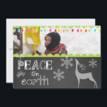 Festiva Tarjeta fotográfica Peace on Earth Chalkboard<br><div class="desc">Un fondo de pizarra con un fresco texto blanco que dice "Paz en la tierra" delante y "Alegría por el mundo" detrás con copos de nieve, un ciervo de silueta blanca y coloridas luces de árbol con áreas que puedes personalizar con tus nombres y fotos! ¡Esta divertida y colorida tarjeta...</div>