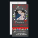 Festiva Tarjeta fotográfica Red Chalkboard Merry Christmas<br><div class="desc">Fantásticas tarjetas de fotos navideñas con un aspecto de pizarra, muchos remolinos rojos y texto que lee Feliz Navidad, una cadena de coloridas luces de árbol en varios colores, adornos colgantes rojos y verdes, y áreas donde se puede personalizar estas hermosas y brillantes tarjetas de fotos navideñas con tu foto...</div>