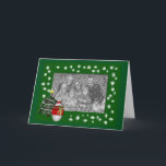 Festiva Tarjeta fotográfica Snowman Christmas Tree<br><div class="desc">Un capataz muñeco de nieve sosteniendo un regalo frente a una tarjeta fotográfica de vacaciones de los Navidades de los árboles. He puesto una plantilla especial para que añadas tu propio mensaje o elimines esa opción para dejar en blanco. Puede cambiar o agregar cualquier texto en la plantilla, o hacer...</div>